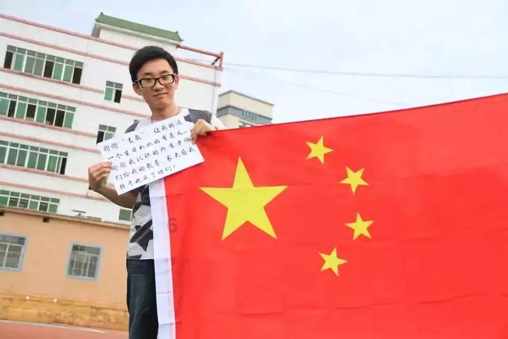 逃离残破的机舱
